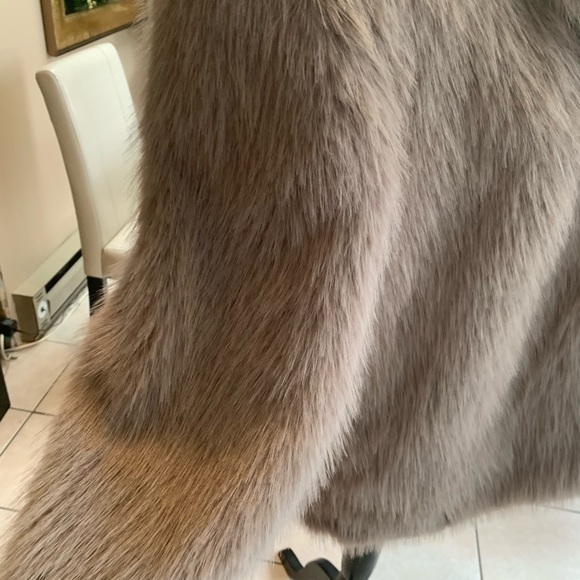 7 For All Mankind- Stunning, Chic Appearance, Faux Fur Chubby Jacket. Taupe - Picture 4 of 10